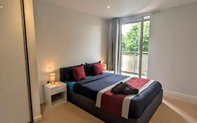 Modern London Apartment Near Greenwich - Rooftop City View